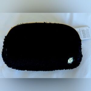 NWT Lululemon Everywhere FLEECE Belt Bag 1L - Black Sherpa /Gold